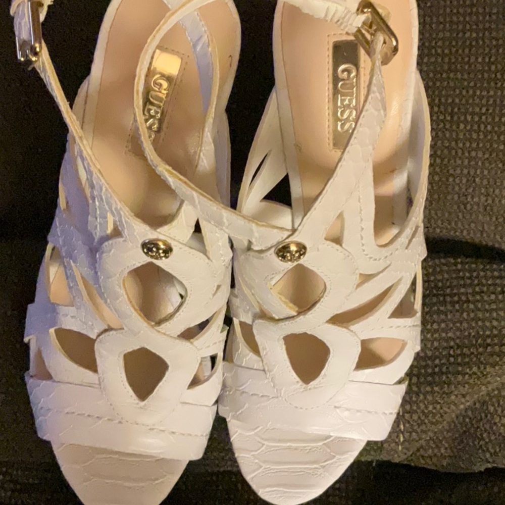 Guess woman’s white shoes